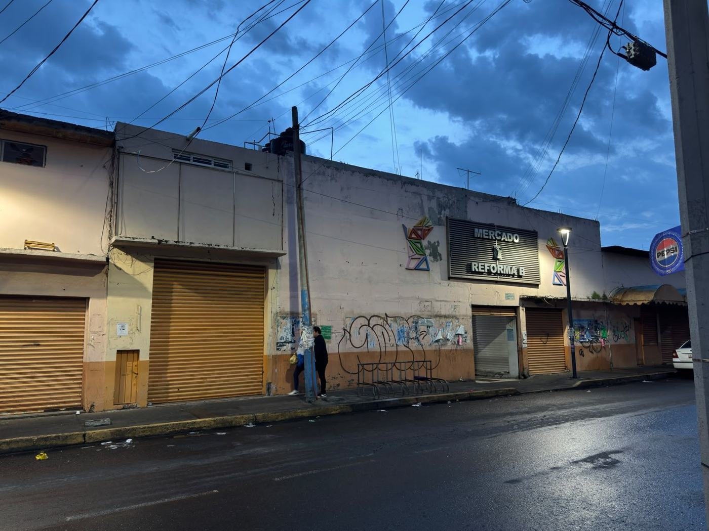 La calle del mercado al anochecer